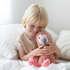 專為寶貝們設計的弗朗西斯卡是一隻柔軟、療癒小紅鶴易於豐富寶貝們的情感、感官及安全感。 在循證研究的支持下，查理有助於減少焦慮和改善睡眠質量。#Fantaskid #Mindful & Co Kids #Francesca #療癒小紅鶴玩具 