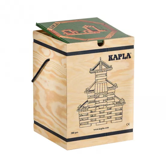 KAPLA 箱子:所有初露頭角的建造者的理想套裝!280 塊木板和一本 KAPLA 藝術書,可供數小時的富有想像力的建築。有四卷可供選擇,因此每個人都有一個滿意的選擇。內容:280塊天然木板+您選擇的藝術書 #KAPLA #Fantaskid #KAPLA 280 Chest - Architecture and Structures for Ages 3+