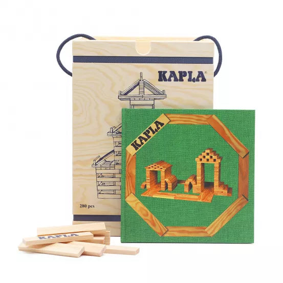 KAPLA 箱子:所有初露頭角的建造者的理想套裝!280 塊木板和一本 KAPLA 藝術書,可供數小時的富有想像力的建築。有四卷可供選擇,因此每個人都有一個滿意的選擇。內容:280塊天然木板+您選擇的藝術書 #KAPLA #Fantaskid #KAPLA 280 Chest - Architecture and Structures for Ages 3+