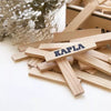 KAPLA 箱子：所有初露頭角的建造者的理想套裝！280 塊木板和一本 KAPLA 藝術書，可供數小時的富有想像力的建築。有四卷可供選擇，因此每個人都有一個滿意的選擇。內容：280塊天然木板+您選擇的藝術書 #KAPLA #Fantaskid #KAPLA 280 Chest - Architecture and Structures for Ages 3+