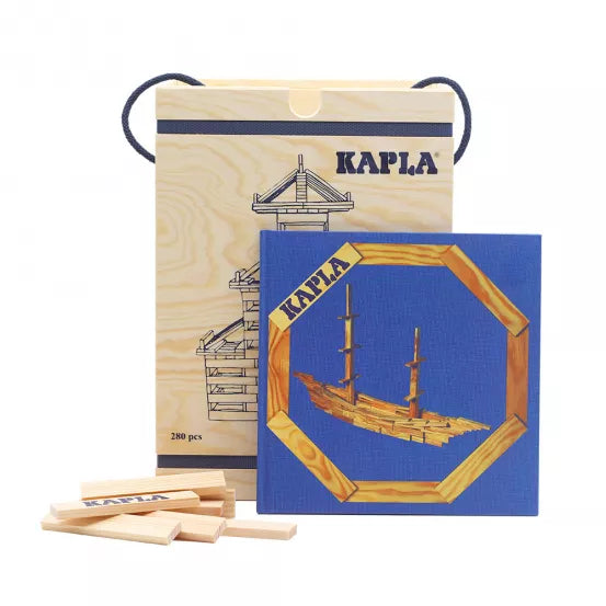 KAPLA 箱子:所有初露頭角的建造者的理想套裝!280 塊木板和一本 KAPLA 藝術書,可供數小時的富有想像力的建築。有四卷可供選擇,因此每個人都有一個滿意的選擇。內容:280塊天然木板+您選擇的藝術書 #KAPLA #Fantaskid #KAPLA 280 Chest - Established Builders Age 9+