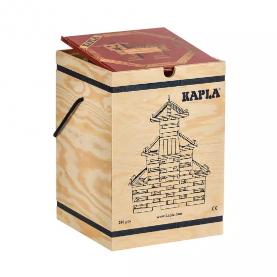 KAPLA 箱子:所有初露頭角的建造者的理想套裝!280 塊木板和一本 KAPLA 藝術書,可供數小時的富有想像力的建築。有四卷可供選擇,因此每個人都有一個滿意的選擇。內容:280塊天然木板+您選擇的藝術書 #KAPLA #Fantaskid #KAPLA 280 Chest - Budding Builders for Ages 6+