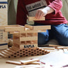 KAPLA 箱子：所有初露頭角的建造者的理想套裝！280 塊木板和一本 KAPLA 藝術書，可供數小時的富有想像力的建築。有四卷可供選擇，因此每個人都有一個滿意的選擇。內容：280塊天然木板+您選擇的藝術書 #KAPLA #Fantaskid #KAPLA 280 Chest - Established Builders Age 9+