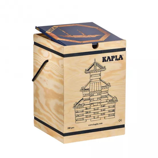 KAPLA 箱子:所有初露頭角的建造者的理想套裝!280 塊木板和一本 KAPLA 藝術書,可供數小時的富有想像力的建築。有四卷可供選擇,因此每個人都有一個滿意的選擇。內容:280塊天然木板+您選擇的藝術書 #KAPLA #Fantaskid #KAPLA 280 Chest - Established Builders Age 9+