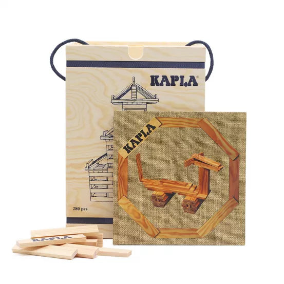 KAPLA 箱子:所有初露頭角的建造者的理想套裝!280 塊木板和一本 KAPLA 藝術書,可供數小時的富有想像力的建築。有四卷可供選擇,因此每個人都有一個滿意的選擇。內容:280塊天然木板+您選擇的藝術書 #KAPLA #Fantaskid #KAPLA 280 Chest - Animals for ages 3+