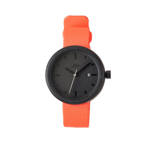 "YOT"來自"TOY"的倒寫 象徵著二手玩具的再生利用 透過資源循環 讓指針一圈一圈走向未來 時時鐫刻溫馨時光 「YOT WATCH」是一系列來自玩具重生的腕錶 錶殼由回收玩具轉化成再生樹脂製作而成 色彩繽紛且質感十足，簡約時尚成為各種風格 服飾的首選。YOT WATCH不僅是一支手錶 更是一個時尚配件 #Fantaskid #YOT WATCH #32mm Neon Orange Black Watch