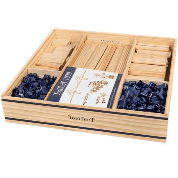 1000 Box 是 Tom van der Bruggen 的最新作品,在 2015 年坎城國際遊戲節期間進行了預覽。 它包括 368 個木製元件、140 個小夾子、200 個大夾子、300 個雙夾子和 2 本小冊子。 #TomTecT #Fantaskid #TomTech 1000