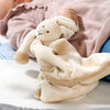 兔兔安撫巾 北歐瑞典 Teddykompaniet Diinglisar 兔兔安撫巾 尺寸 安撫巾:35 x 35 cm 材質100%聚脂纖維 洗衣機40度洗滌, 陰乾即可 (洗衣機正常洗滌)。Teddykompaniet 這款可愛的兔子動物造型安撫巾是陪伴許多瑞典寶貝們長大的小物,軟綿的手感加上特殊的動物造型,連大人都愛不釋手!絕對是新生兒派對或是見面禮絕佳的選擇。送禮自用兩相宜!#Fantaskid #Teddykompaniet #Diinglisar #Snutteblanket #Rabbit #Beige