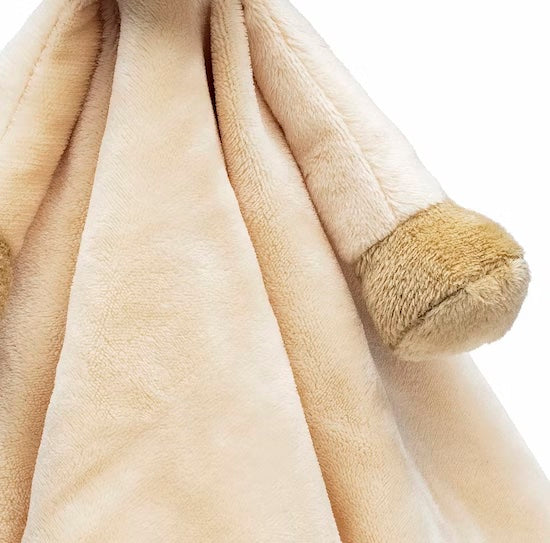 兔兔安撫巾 北歐瑞典 Teddykompaniet Diinglisar 兔兔安撫巾 尺寸 安撫巾:35 x 35 cm 材質100%聚脂纖維 洗衣機40度洗滌, 陰乾即可 (洗衣機正常洗滌)。Teddykompaniet 這款可愛的兔子動物造型安撫巾是陪伴許多瑞典寶貝們長大的小物,軟綿的手感加上特殊的動物造型,連大人都愛不釋手!絕對是新生兒派對或是見面禮絕佳的選擇。送禮自用兩相宜!#Fantaskid #Teddykompaniet #Diinglisar #Snutteblanket #Rabbit #Beige
