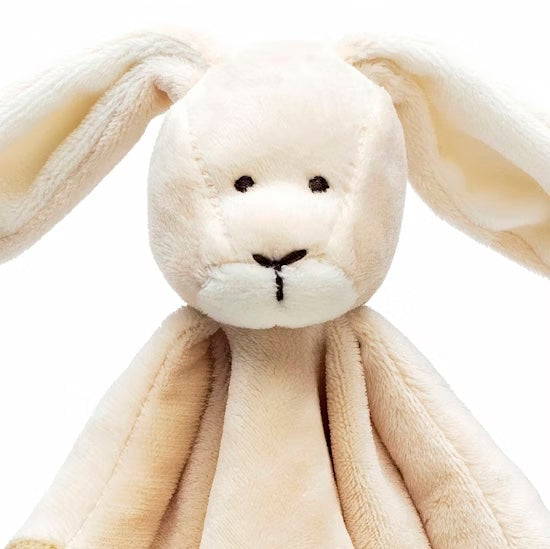 兔兔安撫巾 北歐瑞典 Teddykompaniet Diinglisar 兔兔安撫巾 尺寸 安撫巾:35 x 35 cm 材質100%聚脂纖維 洗衣機40度洗滌, 陰乾即可 (洗衣機正常洗滌)。Teddykompaniet 這款可愛的兔子動物造型安撫巾是陪伴許多瑞典寶貝們長大的小物,軟綿的手感加上特殊的動物造型,連大人都愛不釋手!絕對是新生兒派對或是見面禮絕佳的選擇。送禮自用兩相宜!#Fantaskid #Teddykompaniet #Diinglisar #Snutteblanket #Rabbit #Beige