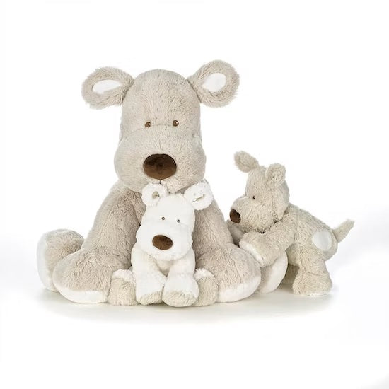 北歐瑞典 Teddykompaniet Cream 白狗狗(小), 尺寸  玩偶長度:21 cm, 材質100%聚脂纖維, 洗衣機40度洗滌 , 陰乾即可(洗衣機正常洗滌)。如果有一個玩偶是不管大人還是小孩,看到他都會眼露愛心,大叫好可愛的,就非這個超柔軟系列Cream的狗狗安撫玩偶莫屬了。舒服的超柔軟手感,加上適量的填充物,是相當多大人都會全套收集的,全年容易缺貨商品。呆萌的狗狗除了可愛還兼具高選料標準的布料,絕對是可以陪著主人很久很久的好朋友!#Fantaskid #Teddykompaniet # Teddy Cream Dog #Small, White
