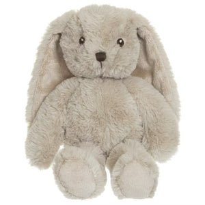 這隻可愛的兔子，她會用美麗的沙色和米色毛皮以及迷人的棕色鼻子融化你的心。 作為 Ecofriends 系列的一部分，Svea 由 Oeko-Tex 認證材料製成，填充物由再生塑膠製成，減少了對環境的影響。#Fantaskid #Teddykompaniet #Svea Mini #Rabbit Soft Toy #Sand