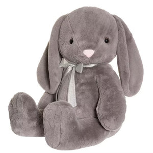 Olivia，她不只是一隻兔子，她還是每個孩子世界裡一隻又大又可愛的毛絨動物！ 憑藉 85 公分, 令人印象深刻的尺寸，Olivia 成為任何房間中不可抗拒的存在。 她可愛的灰色皮毛、可愛的粉紅色鼻子和脖子上漂亮的蝴蝶結吸引著人們的擁抱。 #Fantaskid #Teddykompaniet #Olivia Rabbit Soft Toy #Grey