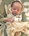 兔兔安撫巾 北歐瑞典 Teddykompaniet Diinglisar 兔兔安撫巾 尺寸 安撫巾:35 x 35 cm 材質100%聚脂纖維 洗衣機40度洗滌, 陰乾即可 (洗衣機正常洗滌)。Teddykompaniet 這款可愛的兔子動物造型安撫巾是陪伴許多瑞典寶貝們長大的小物,軟綿的手感加上特殊的動物造型,連大人都愛不釋手!絕對是新生兒派對或是見面禮絕佳的選擇。送禮自用兩相宜!#Fantaskid #Teddykompaniet #Diinglisar #Snutteblanket #Rabbit #Beige