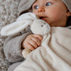 兔兔安撫巾 北歐瑞典 Teddykompaniet Diinglisar 兔兔安撫巾 尺寸 安撫巾:35 x 35 cm 材質100%聚脂纖維 洗衣機40度洗滌, 陰乾即可 (洗衣機正常洗滌)。Teddykompaniet 這款可愛的兔子動物造型安撫巾是陪伴許多瑞典寶貝們長大的小物,軟綿的手感加上特殊的動物造型,連大人都愛不釋手!絕對是新生兒派對或是見面禮絕佳的選擇。送禮自用兩相宜!#Fantaskid #Teddykompaniet #Diinglisar #Snutteblanket #Rabbit #Beige