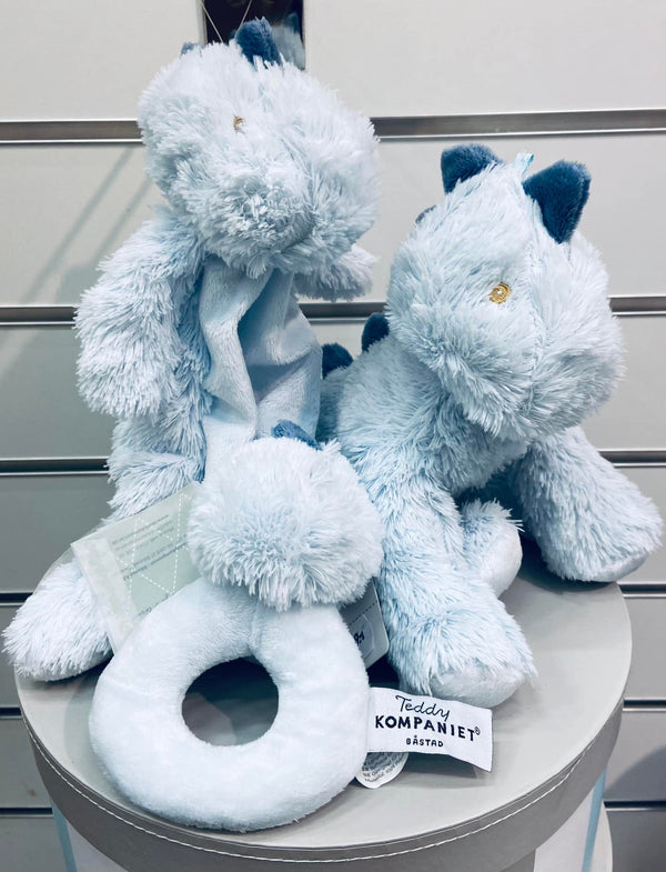 北歐瑞典 Teddykompaniet Lolli恐龍安撫玩偶, 尺寸  玩偶長度:30 cm, 材質100%聚脂纖維。洗衣機40度洗滌 , 陰乾即可, (洗衣機正常洗滌)。孩子和安慰物之間的聯結越親密,在面對壓力時,就越能適應。來自瑞典的Teddykompaniet安撫玩偶除了有超柔軟短絨毛抓握時特別舒服有安全感,並減低焦慮情緒,使心情放鬆。可愛的恐龍造型除了吸引寶貝的注意力,連大人都愛不釋手!絕對是派對或是見面禮絕佳的選擇!#Fantaskid #Teddykompaniet #Lolli Dinos #Soft Toy #Blue