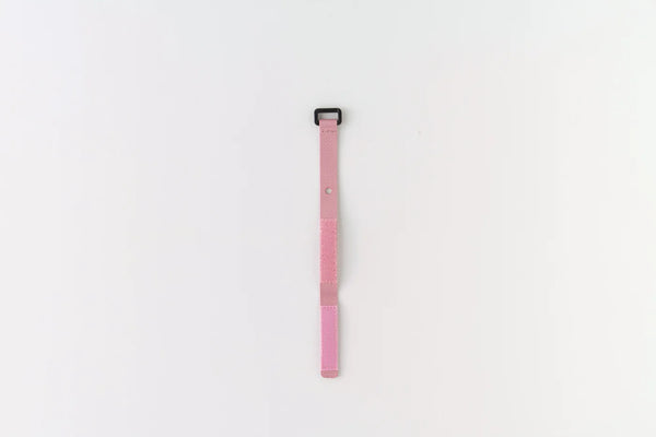 多彩選擇,隨心變換,色彩繽紛且質感十足,簡約時尚成為各種風格服飾的首選。YOT WATCH不僅是一支手錶,更是一個時尚配件。魔鬼氈穿脫方便,共有6種顏色可供選擇。可輕鬆找到最適合孩子的風格做搭配。簡單的安裝和拆卸|無需任何工具,只需以新台幣一元硬幣轉開背面螺絲,即可輕鬆拆下並安裝新的錶帶。 #Fantaskid #YOT WATCH #Watch Belts For Kids