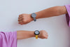 "YOT"來自"TOY"的倒寫 象徵著二手玩具的再生利用 透過資源循環 讓指針一圈一圈走向未來 時時鐫刻溫馨時光 「YOT WATCH」是一系列從玩具中誕生的腕錶 錶殼由回收玩具轉化成再生樹脂製作而成 在減少自然資源使用的同時降低碳排放 將不再使用的玩具，轉換為孩子們的第一支手錶 除了學習時間運作之外 也提供孩子們瞭解資源回收、思考環境的機會 作為孩子的第一支手錶 內含一本教導如何閱讀時鐘和回收知識的小冊子 #Fantaskid #YOT WATCH #Kids Gray Watch