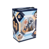 清爽的冷色組合！4 種不同顏色的組合，帶來更多靈感！ 使用您最喜歡的顏色來創造無限的建造可能性！內含：200 塊木板（140 塊自然色、20 塊淺藍、20 塊深藍、20 塊白色）所有的顏色都是食品級的，對小孩來說是安全的。#KAPLA #Fantaskid #KAPLA Seasons #The Winter Box