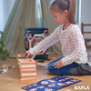 新鮮的色彩組合，打造閃閃發光的創意！使用您最喜歡的顏色來創造無限的建造可能性！內含：200 塊木板（140 塊天然木板、20 塊白色木板、20 塊綠色木板、20 塊粉紅木板）所有的顏色都是食品級的，對小孩來說是安全的。#KAPLA #Fantaskid #KAPLA Seasons #The Spring Box