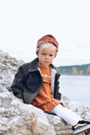 Adam Jacket Eli & Nev Eli & Nev 是一個土耳其品牌，創辦人夫妻來自法國和土耳其，旨在創造舒適時尚經久耐用的作品。以柔和的自然色調設計有機棉童裝，主要是男女皆宜的有機棉嬰兒服裝及有機棉童裝。品牌所有布料通過了 OEKO-TEX 認證及 GOTS 認證。 由法國設計、土耳其製造。 ＃fantaskid #育兒 ＃有機棉嬰兒服 ＃有機棉童裝＃兒童選品 ＃歐洲童裝