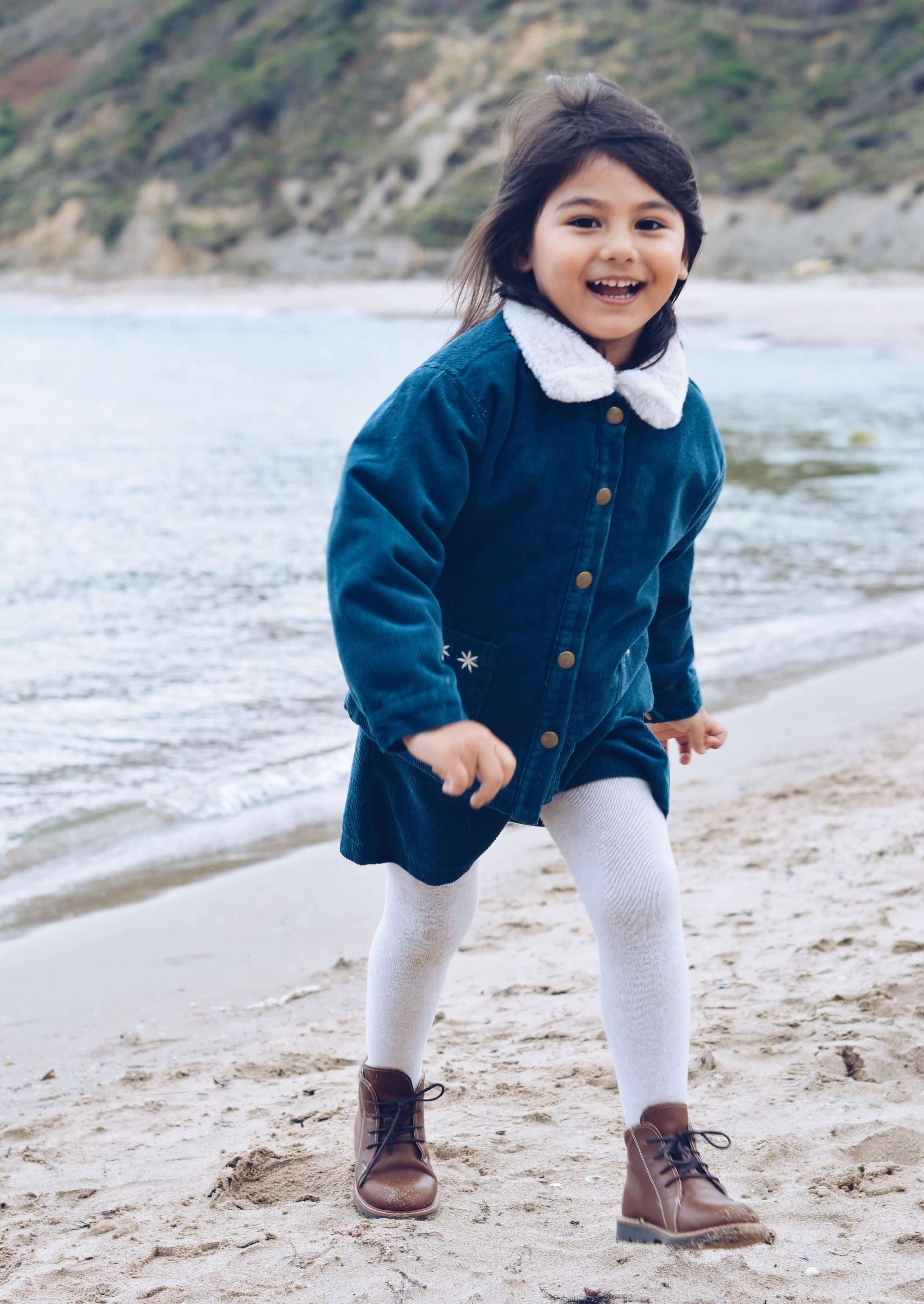 Alia Jacket Eli & Nev Eli & Nev 是一個土耳其品牌,創辦人夫妻來自法國和土耳其,旨在創造舒適時尚經久耐用的作品。以柔和的自然色調設計有機棉童裝,主要是男女皆宜的有機棉嬰兒服裝及有機棉童裝。品牌所有布料通過了 OEKO-TEX 認證及 GOTS 認證。 由法國設計、土耳其製造。 #fantaskid #育兒 #有機棉嬰兒服 #有機棉童裝#兒童選品 #歐洲童裝 #兒童排扣外套