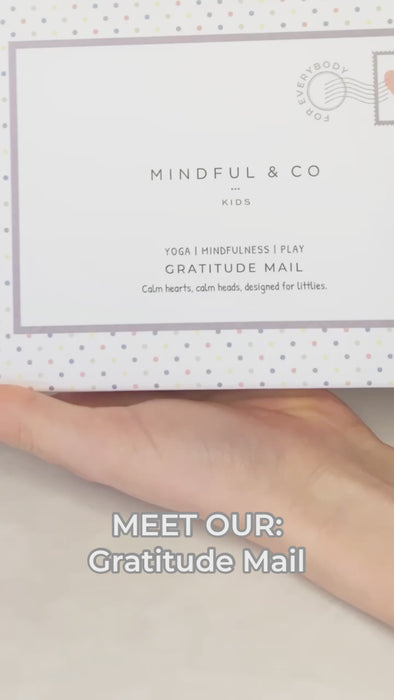手寫的卡片或感謝信是表達感激之情的最衷心和最有意義的方式之一。教你的孩子抽出時間去思考他們感激的事情和人是練習正念的好方法。每感恩感謝郵件組包含 12 張 Mindful & Co Kids 獨有的獨特卡片，一張給老師，一張給其他人。#Fantaskid #Gratitude Mail #感恩郵件組 #Mindful & Co Kids