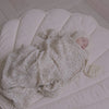 100% 有機、經 GOTS 認證的嬰兒襁褓採用最柔軟的棉質平紋細布製成。 大多數助產士和護理人員建議在頭 3 個月內用襁褓包裹嬰兒。襁褓中的嬰兒感到安心，更快入睡，哭得更少。 棕色和白色的襁褓。#Fantaskid #Cam Cam Copenhagen #Swaddle - GOTS Lierre #Swaddle #有機棉襁褓