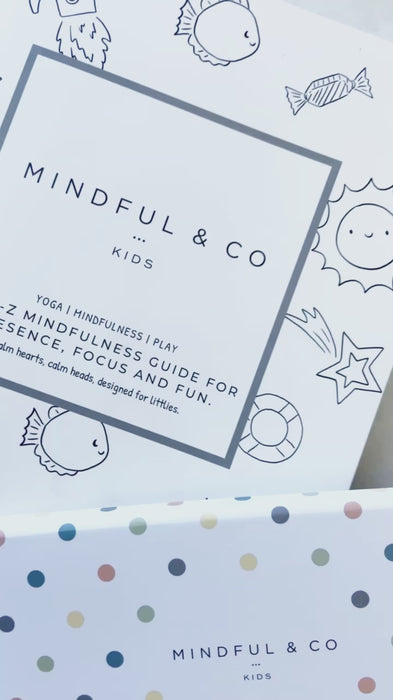 我們借助了著色的力量，並將其與 26 幅精美插圖的詩頁（從 A-Z）相結合，向您的孩子介紹正念的神奇世界。 使用製作精美的彩色鉛筆每隻都有一句肯定句字在您的小寶貝種下激發自愛、自信和積極的自我對話。#Fantaskid #Mindful Colouring Pack #正念圖畫書 #正念彩色鉛筆 #著色組 #Mindful & Co Kids