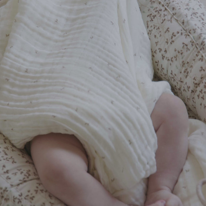舒適柔軟的有機棉嬰兒床，讓您的寶寶倍感舒適。嬰兒床有四個實用的背帶，底部的木塊提供穩定性。嬰兒床邊緣柔軟，帶有抽繩，可根據寶寶的成長調整尺寸。#Fantaskid #Cam Cam Copenhagen #Baby Nest - OCS Lierre #Baby Nest #有機棉嬰兒床