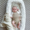 有機棉寶寶小床- Fawn Cam Cam Copenhagen Cam Cam Copenhagen 舒適柔軟親膚的有機棉嬰兒小床， 完整的四周包覆讓寶寶倍感舒適及擁有安全感, 讓寶寶更好入眠。