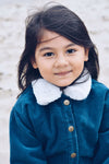 Alia Jacket Eli & Nev Eli & Nev 是一個土耳其品牌，創辦人夫妻來自法國和土耳其，旨在創造舒適時尚經久耐用的作品。以柔和的自然色調設計有機棉童裝，主要是男女皆宜的有機棉嬰兒服裝及有機棉童裝。品牌所有布料通過了 OEKO-TEX 認證及 GOTS 認證。 由法國設計、土耳其製造。 ＃fantaskid #育兒 ＃有機棉嬰兒服 ＃有機棉童裝＃兒童選品 ＃歐洲童裝 ＃兒童排扣外套
