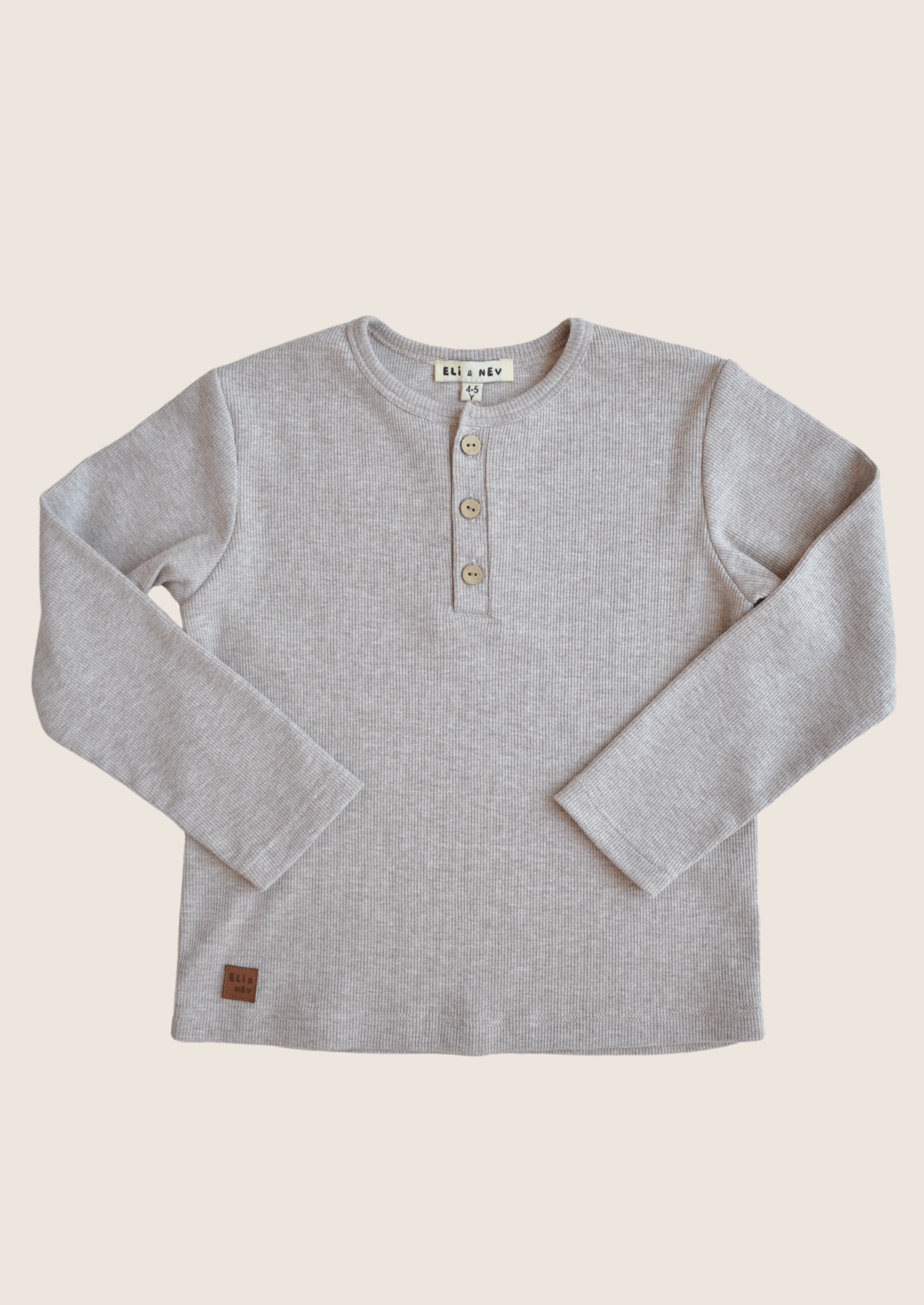 Albert Long Sleeves T-Shirt Eli & Nev Eli & Nev 是一個土耳其品牌,創辦人夫妻來自法國和土耳其,旨在創造舒適時尚經久耐用的作品。以柔和的自然色調設計有機棉童裝,主要是男女皆宜的有機棉嬰兒服裝及有機棉童裝。品牌所有布料通過了 OEKO-TEX 認證及 GOTS 認證。 由法國設計、土耳其製造。 #fantaskid #育兒 #有機棉嬰兒服 #有機棉童裝#兒童選品 #歐洲童裝
