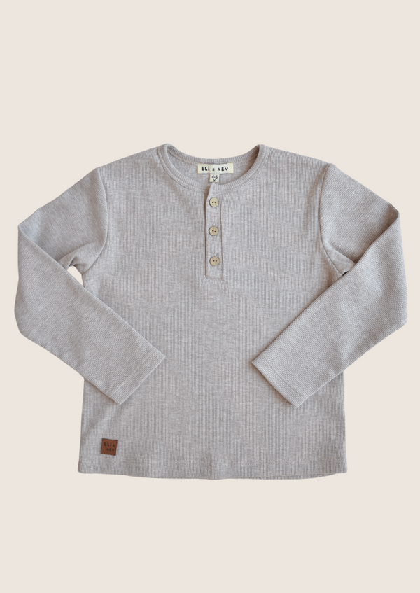 Albert Long Sleeves T-Shirt Eli & Nev Eli & Nev 是一個土耳其品牌,創辦人夫妻來自法國和土耳其,旨在創造舒適時尚經久耐用的作品。以柔和的自然色調設計有機棉童裝,主要是男女皆宜的有機棉嬰兒服裝及有機棉童裝。品牌所有布料通過了 OEKO-TEX 認證及 GOTS 認證。 由法國設計、土耳其製造。 #fantaskid #育兒 #有機棉嬰兒服 #有機棉童裝#兒童選品 #歐洲童裝