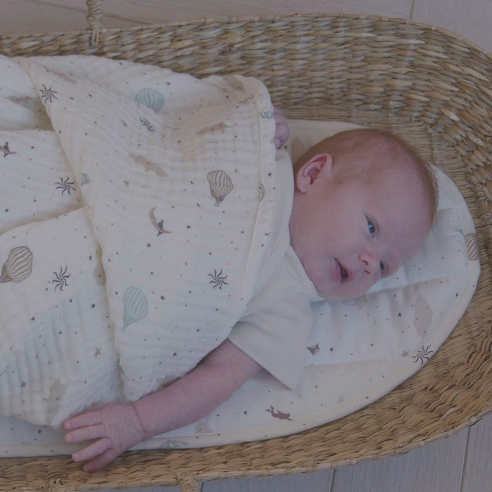 柔軟透氣的毯子，由 4 層透氣的有機 GOTS 認證棉製成。平紋細布面料輕盈保暖，織造出美麗的質感。這款毛毯採用簡約設計，非常適合依偎、用作嬰兒車的軟罩或在家中用作裝飾。 白色和棕色色調的平紋細布嬰兒毯。#Fantaskid #Cam Cam Copenhagen #Muslin Baby Blanket - GOTS Dreamland #Baby Blanket #嬰兒毯