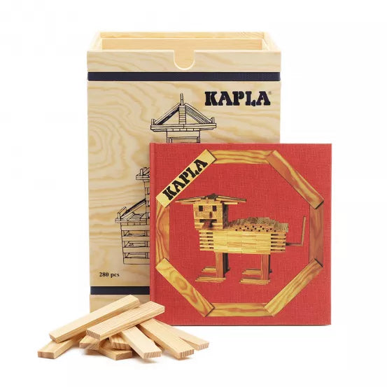 KAPLA 箱子：所有初露頭角的建造者的理想套裝！280 塊木板和一本 KAPLA 藝術書，可供數小時的富有想像力的建築。有四卷可供選擇，因此每個人都有一個滿意的選擇。內容：280塊天然木板+您選擇的藝術書 #KAPLA #Fantaskid #KAPLA 280 Chest - Budding Builders for Ages 6+