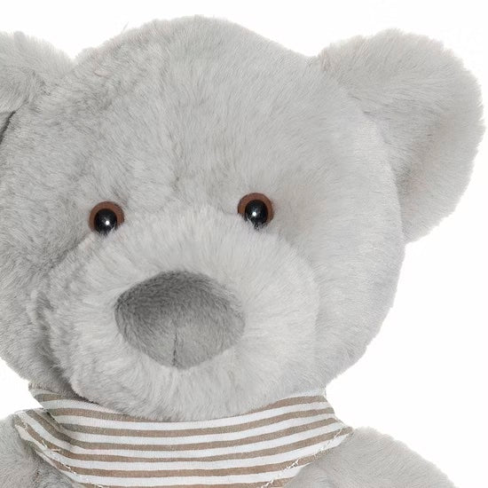 北歐瑞典 Teddykompaniet Malte 大灰熊, 尺寸  玩偶長度： 35cm, 材質100%聚脂纖維, 洗衣機40度洗滌, 陰乾即可(洗衣機正常洗滌)。2023年 Teddykompaniet 最重磅高級款Malte系列，選用觸感有如棉花糖般的超綿密軟綿絨毛，一上手就放不了手！除了調皮可愛的經典外型設計外，布料還是採用有OEKO-TEX認證的最高級別無毒布料！戴著領巾的經典小熊會不會很難照顧呢？！喔不！一樣是洗衣機洗完陰乾就恢復原來的軟綿喔！#Fantaskid #Teddykompaniet #Malte Teddy Bear #Grey