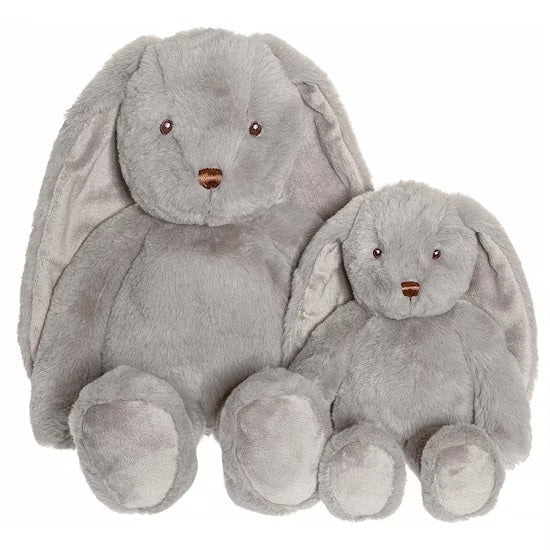 北歐瑞典 Teddykompaniet Svea 兔兔 (優雅灰), 尺寸  玩偶長度：45 cm, 材質100%聚脂纖維 OEKO-TEX最高等級無毒認證, 洗衣機40度洗滌 , 陰乾即可(洗衣機正常洗滌)。2023年 Teddykompaniet 最重磅高級款Svea系列，選用觸感有如棉花糖般的超綿密軟綿絨毛，一上手就放不了手！除了優雅又氣質的灰色，布料還是採用有OEKO-TEX認證的最高級別無毒布料！如此精緻的兔兔會很難清嗎？！喔不！一樣是洗衣機洗完陰乾就恢復原來的軟綿喔！#Fantaskid #Teddykompaniet #Svea Rabbit Soft Toy #Light Grey