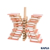 新鮮的色彩組合，打造閃閃發光的創意！使用您最喜歡的顏色來創造無限的建造可能性！內含：200 塊木板（140 塊天然木板、20 塊白色木板、20 塊綠色木板、20 塊粉紅木板）所有的顏色都是食品級的，對小孩來說是安全的。#KAPLA #Fantaskid #KAPLA Seasons #The Spring Box
